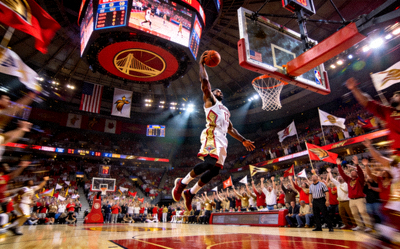 NBA总决赛现场，球员飞身扣篮的震撼瞬间，观众沸腾